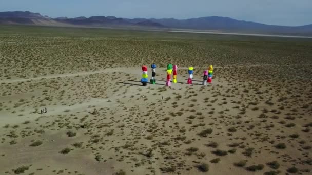 Çöldeki renkli kayalar, Nevada 'daki Yedi Sihirli Dağ anteni — Stok video