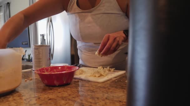 Kobieta dom gotowanie wprowadzenie mieszanki ciasto na posiekane kawałki kalafiora — Wideo stockowe