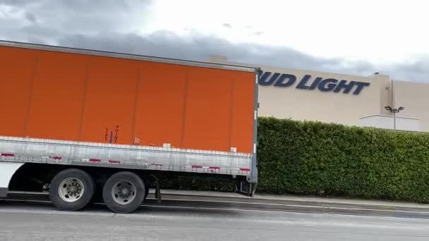 Фабрика Bud Light позаду напіввантажівки в Каліфорнії (США). — стокове відео