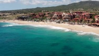 Hava, takip, dalgalara doğru eğilme, Cabo 'daki Sheraton plajına çarpma.