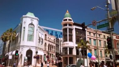 Beverly Hills 'teki Rodeo Drive, lüks mağazalar ve alışveriş merkezinin statik çekimi.