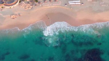 Havadan aşağıya, dalgalar ve turkuaz denizin üzerinden Cabo San Lucas Meksika