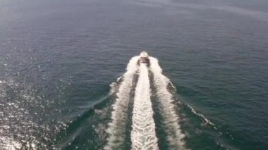 Hız teknesi Sakin Okyanus 'ta yelken açıyor Su İzleri yapıyor, Hava Yollarını İzliyor