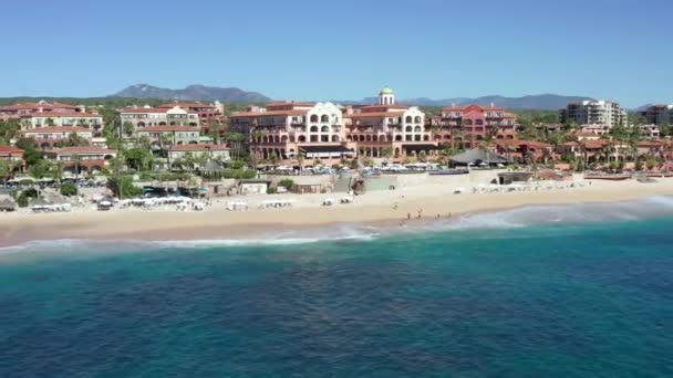 Cabo San Lucas sahilindeki otel tatil beldeleri, Meksika, sürgülü kamyon insansız hava aracı. — Stok video