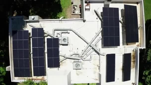屋根の上にソーラーパネル付きベルエアカリフォルニア住宅,トップダウン空中 — ストック動画