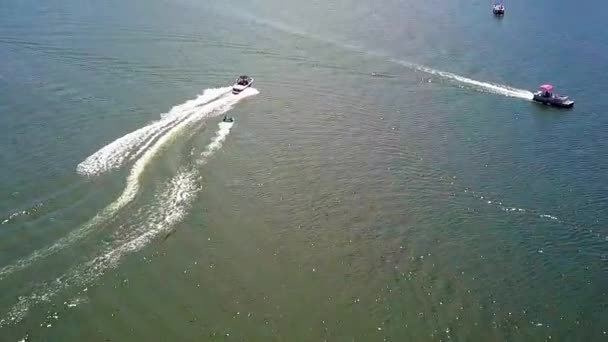 Rychle se pohybující vzdušný dron vpřed, přes lodě v Big Bear Lake, malebné záběry — Stock video