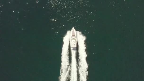 Yate de lujo en lancha a motor que viaja a través del océano, vista aérea aves seguir — Vídeo de stock