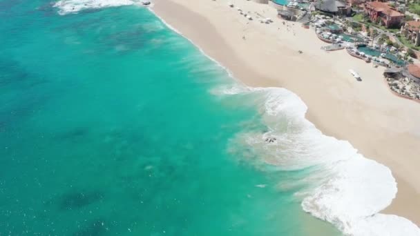 Vackert blått hav, vågor och strand med utsikt över semesterorten i Cabo — Stockvideo