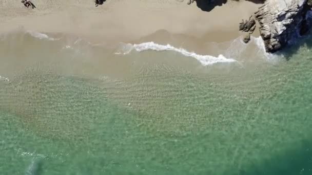 Cabo okyanus sularının havası kumlu sahil şeridi. Kuş bakışı görüş. Yükseliyor. — Stok video