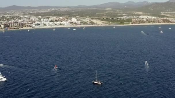 Cabo San Lucas Mexico, Luchtfoto op beroemde strand en boten in de Stille Oceaan — Stockvideo