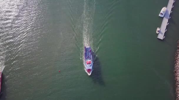 Navire se déplaçant à travers le port maritime port dans l'eau de l'océan, vue aérienne des oiseaux — Video