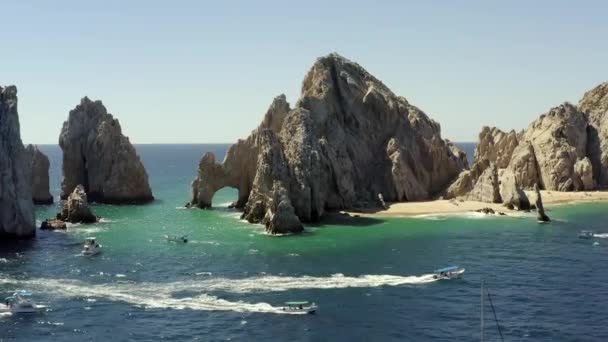 Impresionantes formaciones rocosas y arco natural, hito de Cabo, México, aéreo — Vídeo de stock