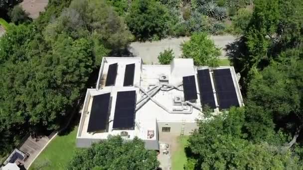 Luchtfoto, Fotovoltaïsche zonnepanelen, Alternatieve energie, Dak van residentieel huis — Stockvideo