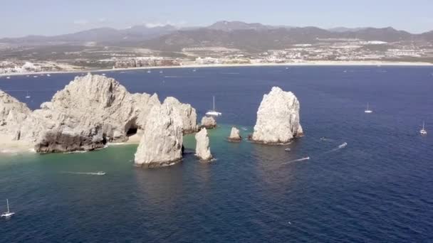 Aérea de La Aérea en Cabo San Lucas yates navegando alrededor de paisaje emblemático — Vídeos de Stock