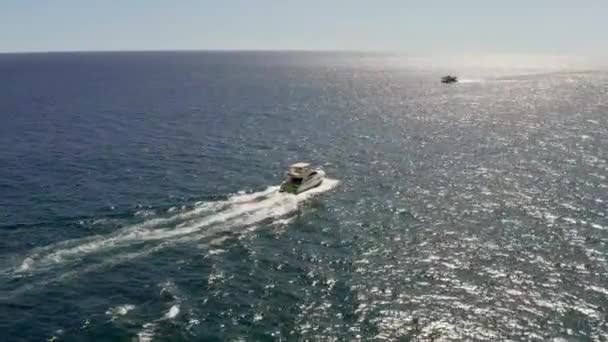 メキシコの有名なカボ・サンルーカス近くのオープン海を航行するスピードボート船 — ストック動画