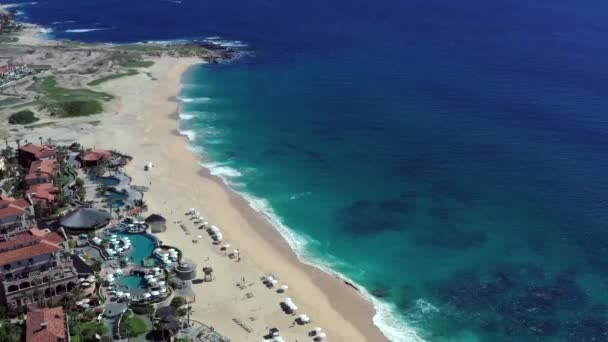 Resort di Meksiko garis pantai, menurunkan udara mengungkapkan di atas laut — Stok Video