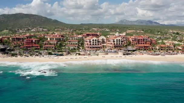 Línea aérea de costa en Cabo, mostrando Sheraton Hacienda resort, olas estrellándose — Vídeos de Stock