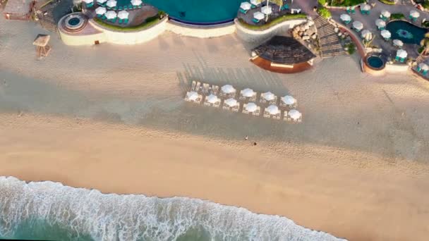 Antena budynków hotelowych i basenów Cabo resort, miejsce na ucieczkę — Wideo stockowe