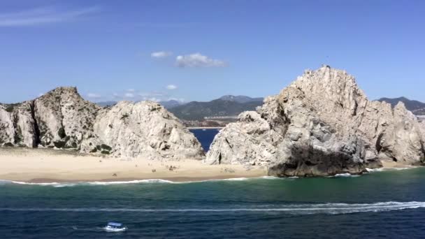 Widok z lotu ptaka na krańce wapiennej formacji skalnej, łuk w Cabo — Wideo stockowe