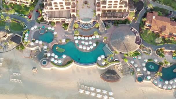 Luchtfoto, omhoog kantelen, Sheraton hotelstrand, onthullende resorts en gebouwen, in Cabo — Stockvideo