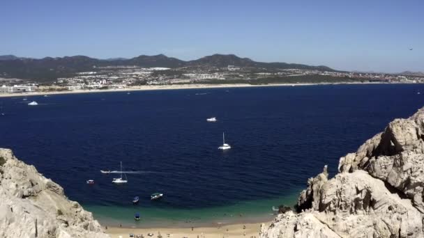 Yachten mit Antenne am Strand von Cabo San Lucas im flachen Ozean vertäut — Stockvideo