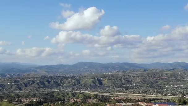 Εναέρια χρονική λήξη των νεφών πάνω από το Λος Άντζελες κατοικημένη γειτονιά προάστιο — Αρχείο Βίντεο