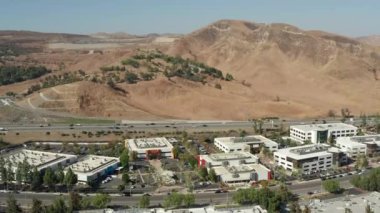 Calabasas, Kaliforniya 'daki iş binalarının ve otoyolun havadan görünüşü