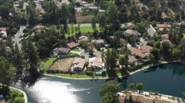 Calabasas göl kıyısındaki lüks evler zengin mahallede, hava manzaralı.
