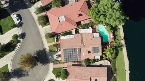 Вид с воздуха на роскошный дом с солнечной панели массива на крыше на озере Калабасас — стоковое видео