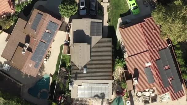 Sonnenkollektoren auf Hausdächern in Vorort installiert, Antenne — Stockvideo