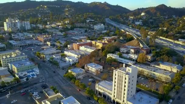Filmati di droni sopra il famoso edificio della Capitol Records a Hollywood — Video Stock