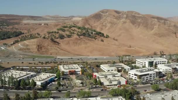 Вид з повітря на ділові будівлі та автостраду в Калабасасі (Каліфорнія). — стокове відео