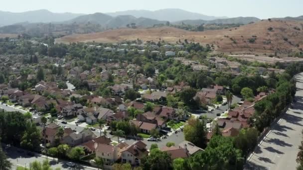 Беспилотник летает над недвижимостью богатых людей в Калабасасе, округ Лос-Анджелес — стоковое видео