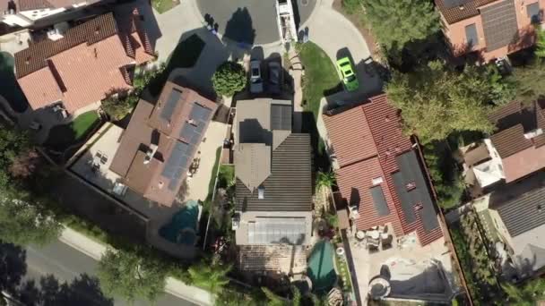 Kolektory słoneczne paneli fotowoltaicznych na dachach domów w Calabasas, widok z lotu ptaka — Wideo stockowe