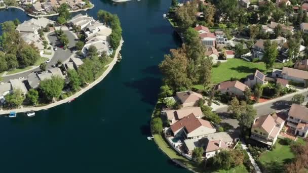 Calabasas Lake, Los Angeles County, Kalifornien. Luftaufnahme von Häusern — Stockvideo