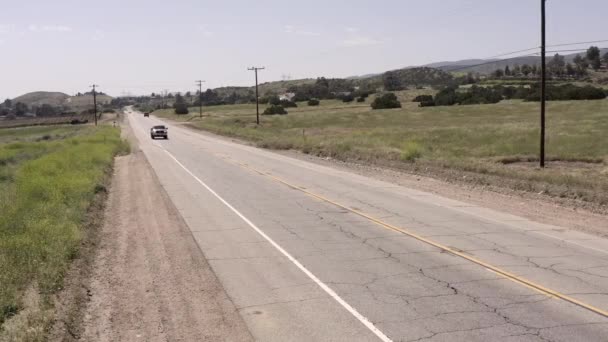 Pick-up φορτηγό οδήγηση κατά μήκος της αμερικανικής επαρχιακής οδού, εναέρια απομακρυσμένη αγροτική ρύθμιση — Αρχείο Βίντεο