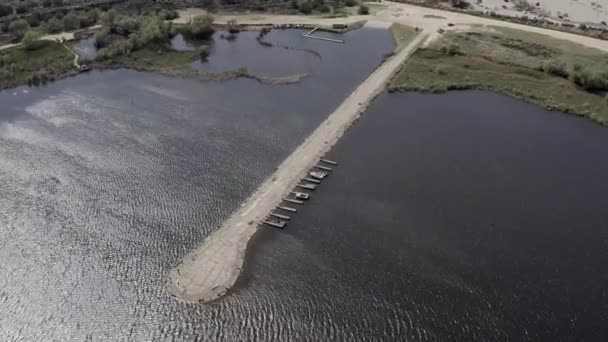 Flygfoto av brygga vid Palmdale-sjön, vattenreservoar och rekreationsområde — Stockvideo