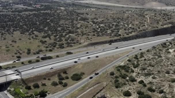 Vista aérea de drones del tráfico de automóviles en la autopista estatal de California — Vídeo de stock