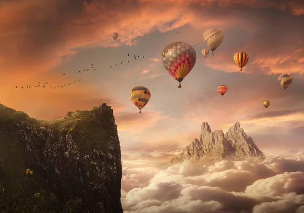 Сказочное небо с горами и воздушными шарами — стоковое фото