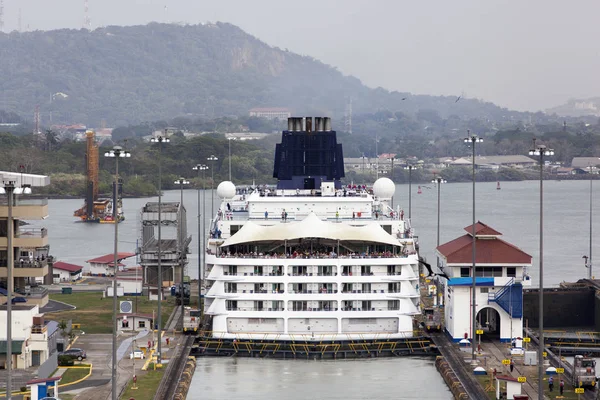 Nave saliendo del Canal — Foto de Stock