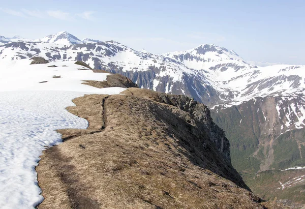 Lopen op een berg — Stockfoto