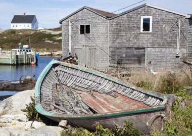 terk edilmiş ahşap tekne