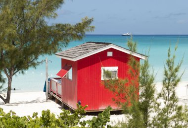 Kırmızı plaj evi