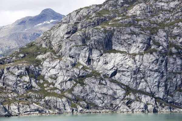 La costa rocciosa dell'Alaska — Foto Stock