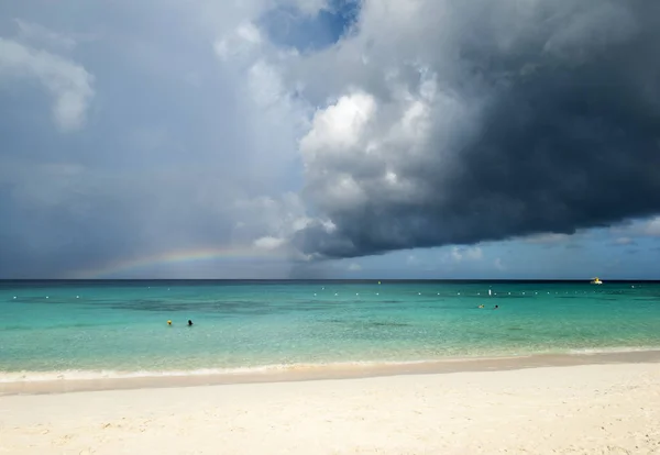 Strand met een regenboog — Stockfoto