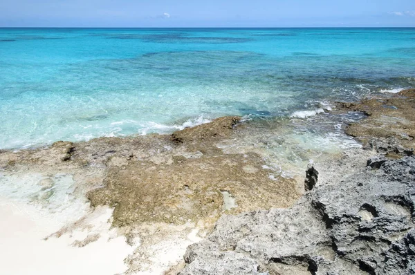 Praia rochosa do caribe — Fotografia de Stock