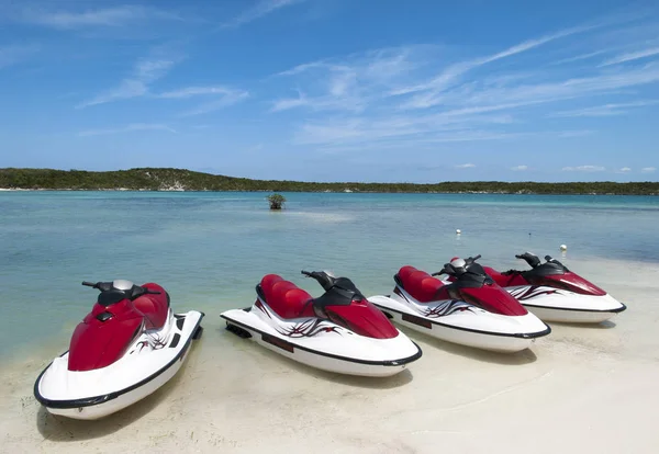 Stranden med vattenskoter — Stockfoto