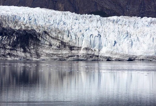 Exploring The Glacier — Stock Photo, Image