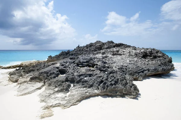 Καραϊβική παραλία βράχου — Φωτογραφία Αρχείου