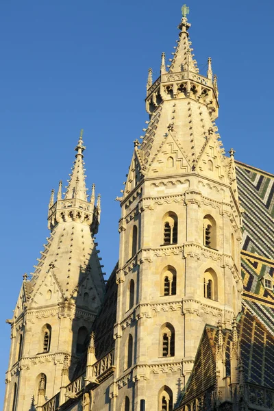 Oostenrijkse kathedraal torenspitsen — Stockfoto